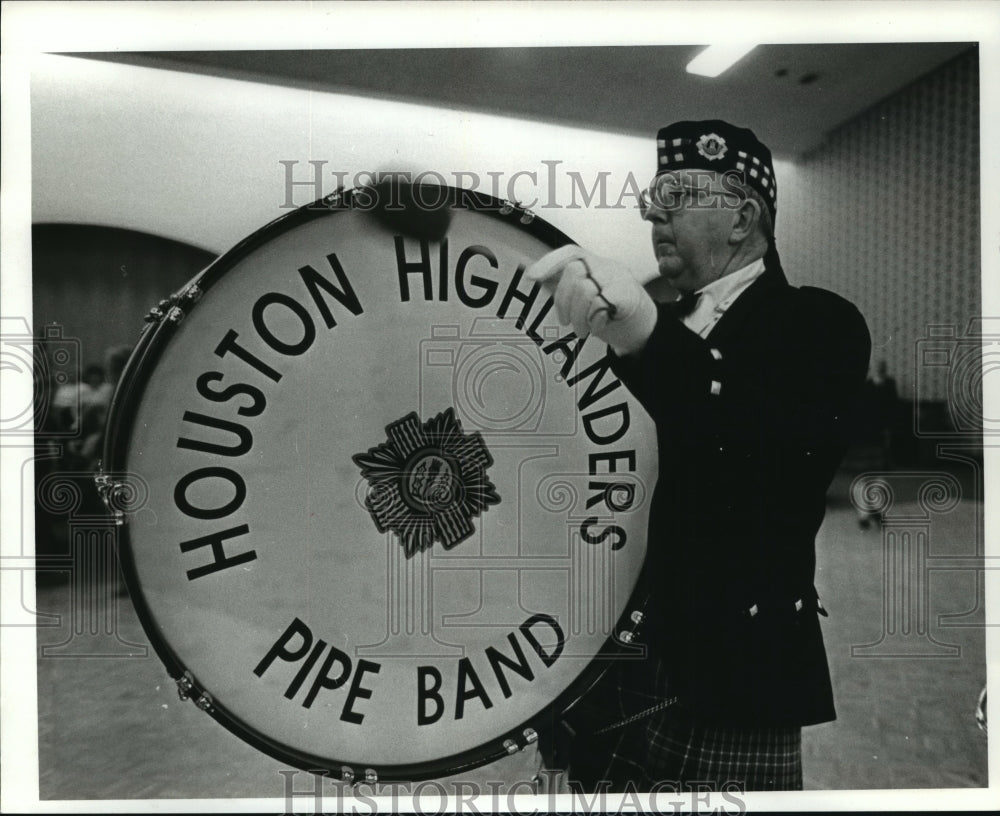 1986 Press Photo Houston Highlanders drummer Bruce Kissinger performs- Historic Images