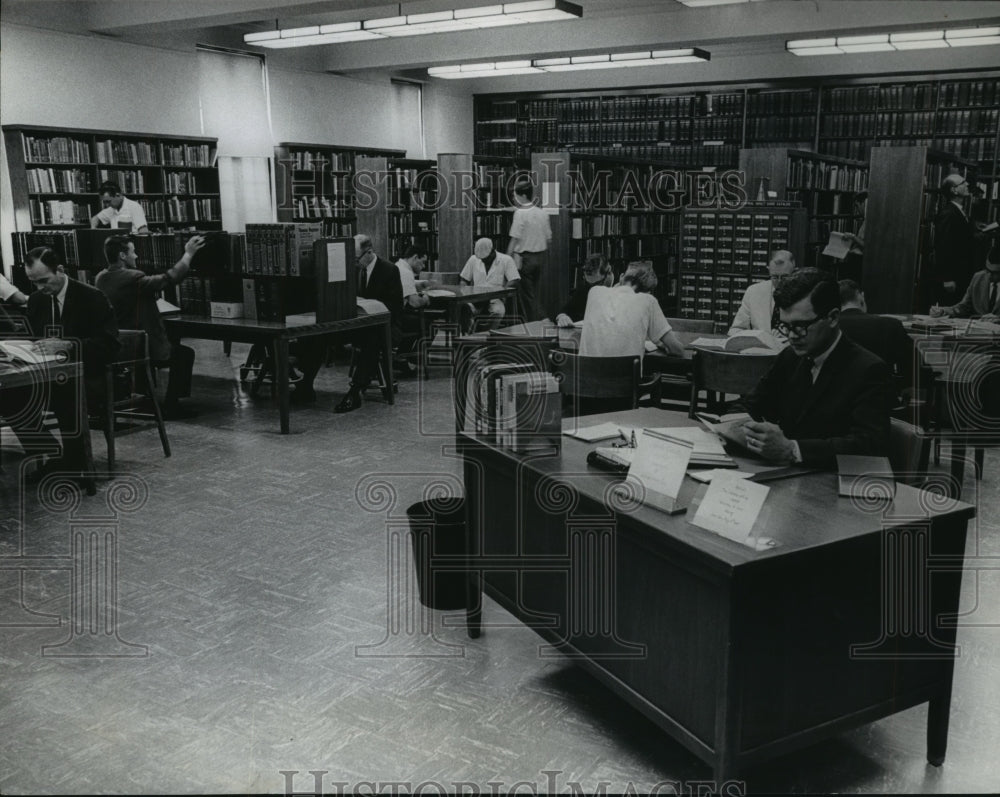 1968 Houston Public Library patrons at tables at Central Branch - Historic Images