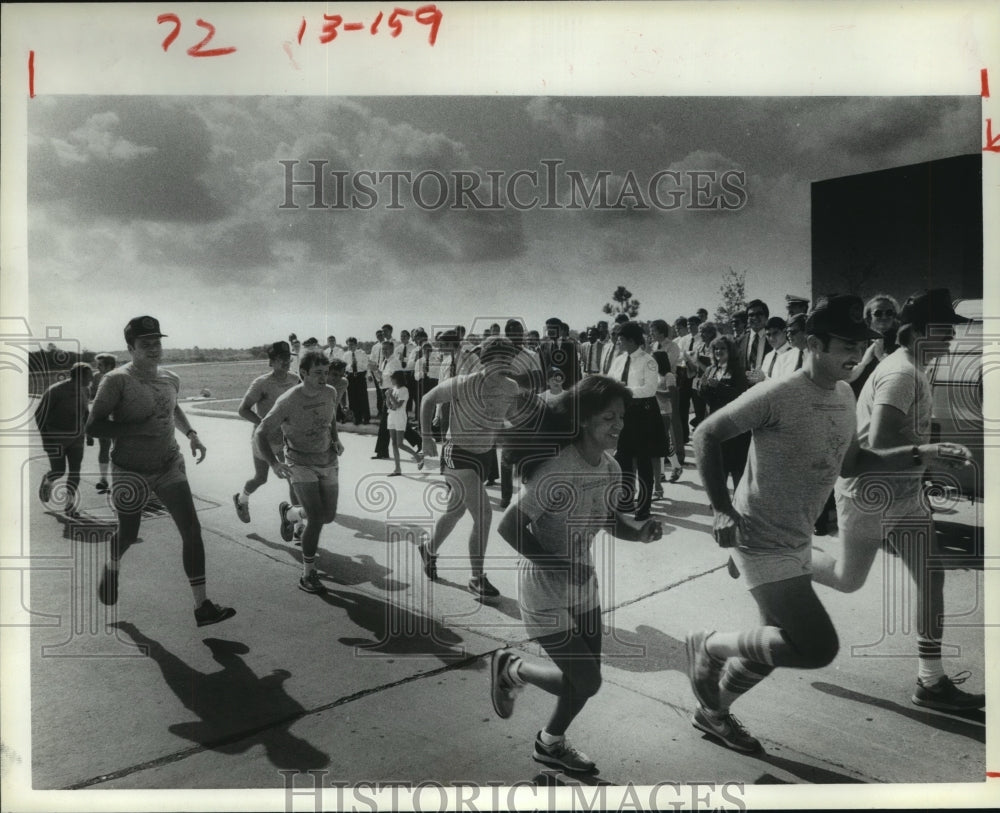 1982 Houston police officers begin benefit relay run to Austin - Historic Images