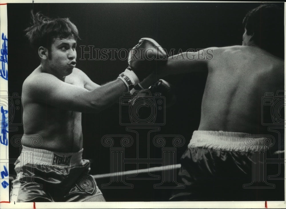 1981 Houston police officer Joe Barrera boxes fireman T. Ramos - Historic Images