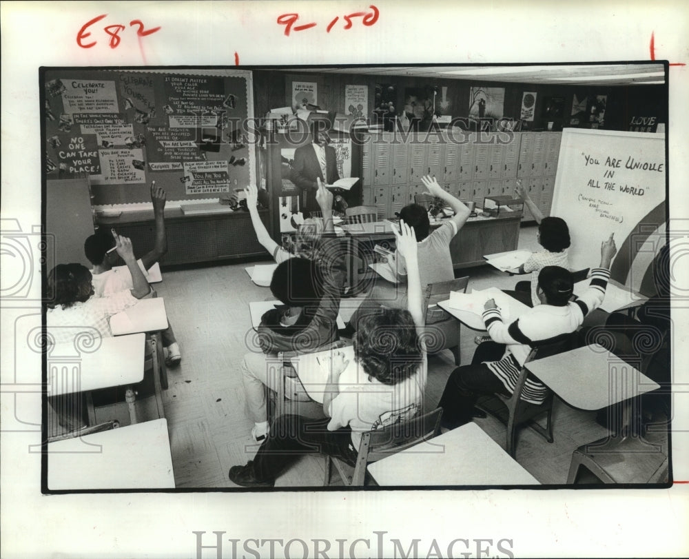 1980 Houston Black Junior High teacher Robert Lathor with students-Historic Images