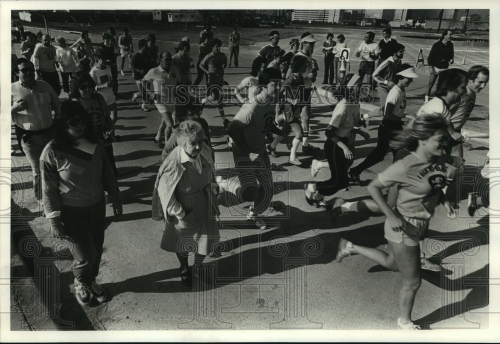 1983 Press Photo Kotryna Cesna and others at benefit run for Houston Food Bank - Historic Images