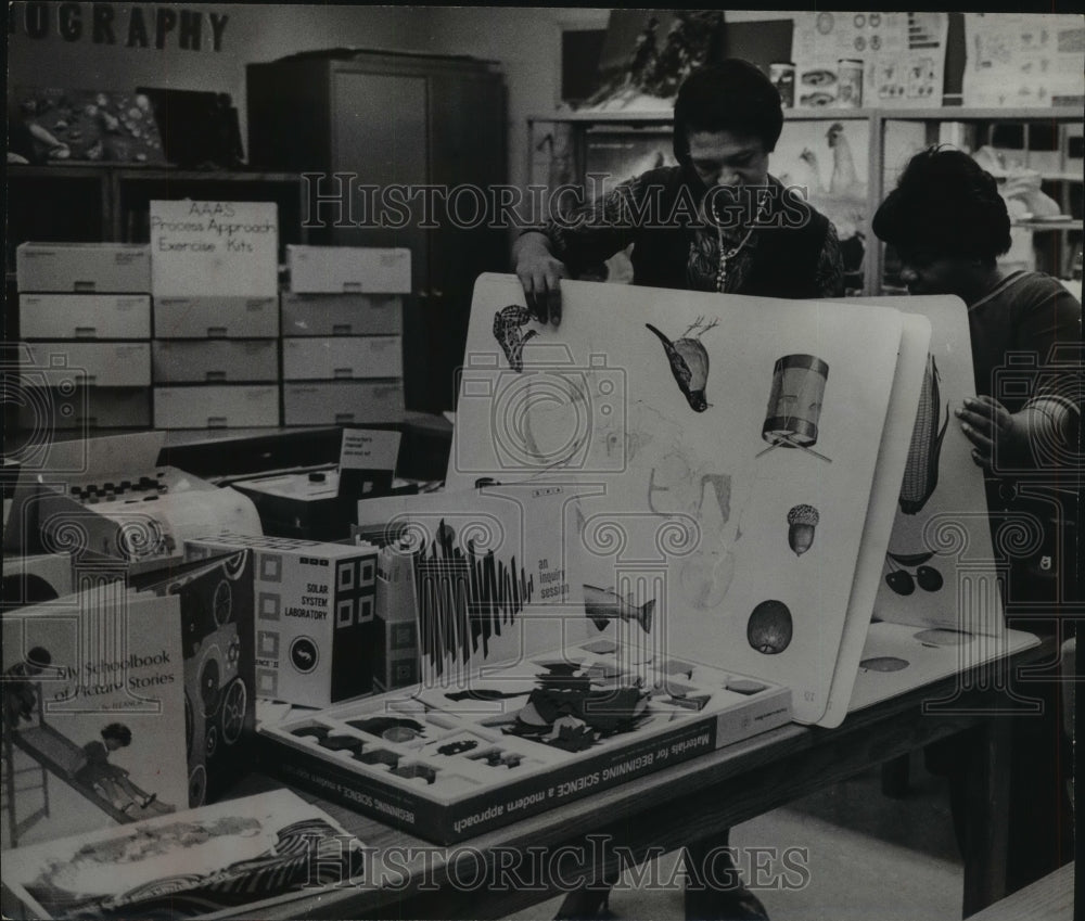 1968 Women look through artwork at MacGregor School in Houston, TX - Historic Images