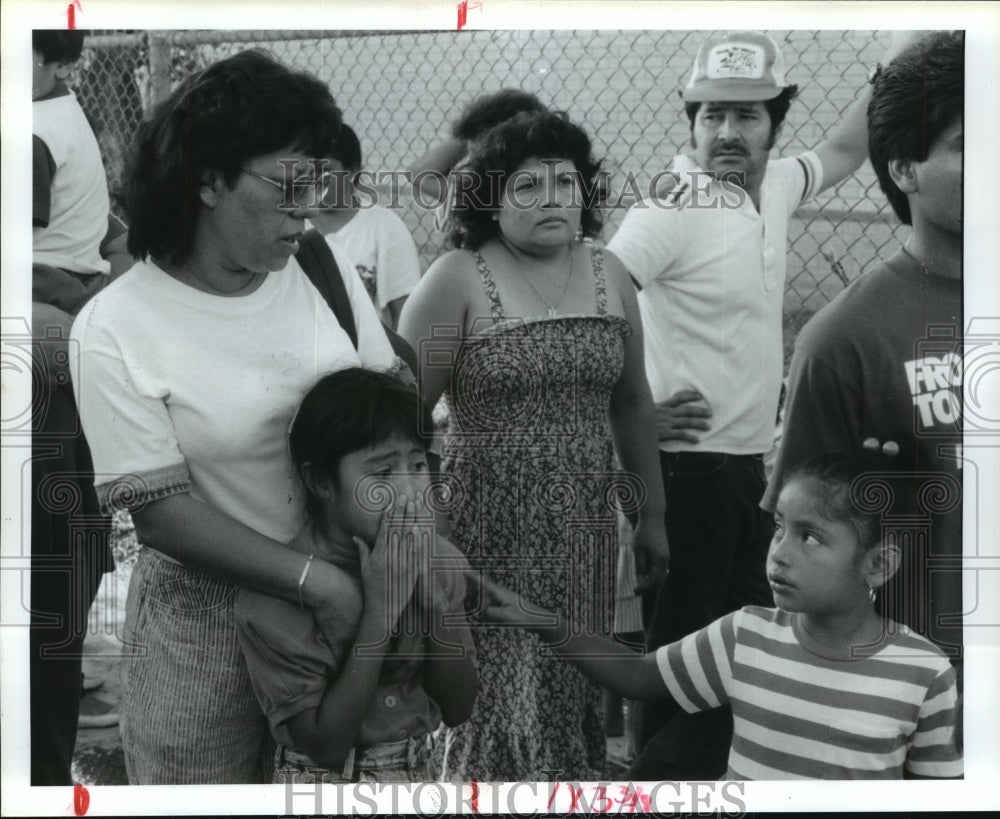 1992 Parents and children outside Piney Point Elementary in Houston - Historic Images
