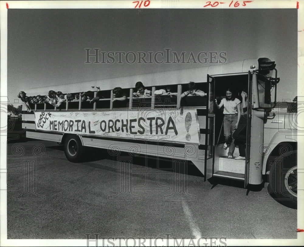 1983 Bus load of Memorial Jr. High orchestra students in Houston - Historic Images