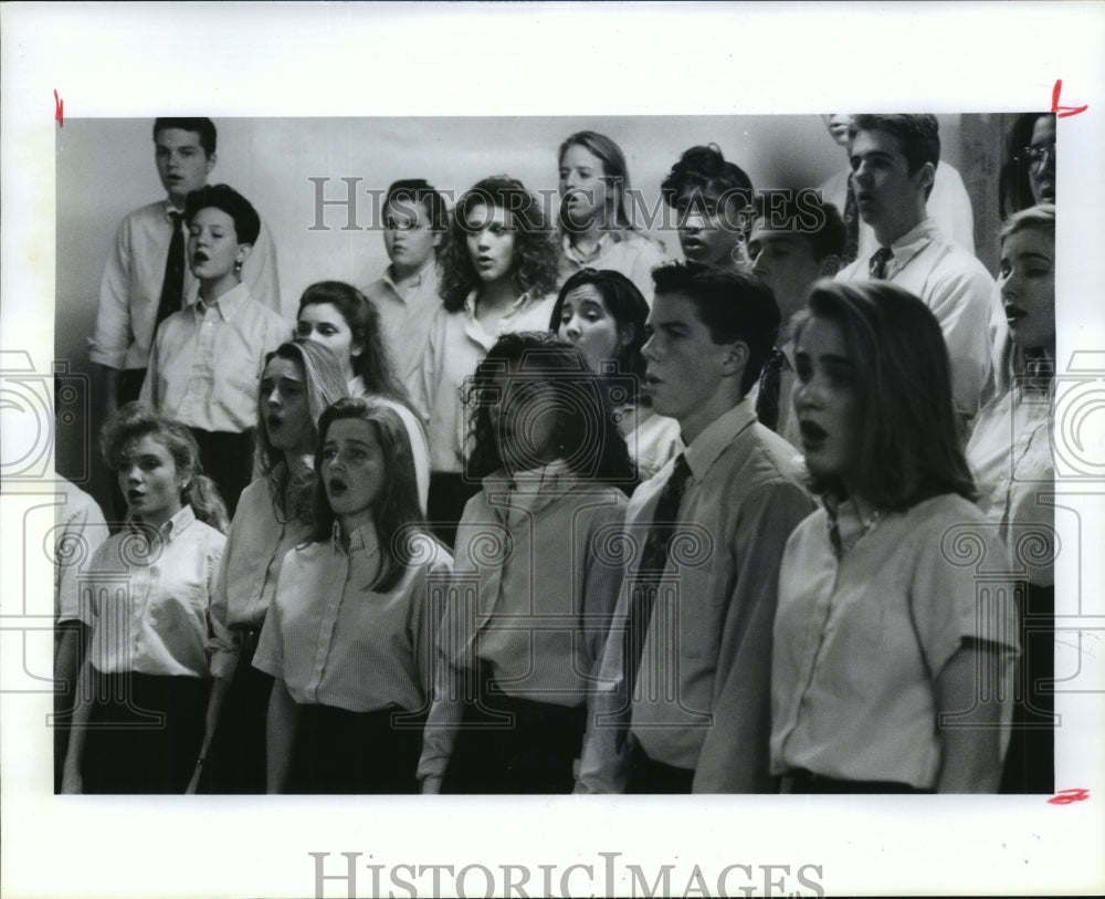 1992 Students sing in choir class at Northwest Academy in Houston - Historic Images