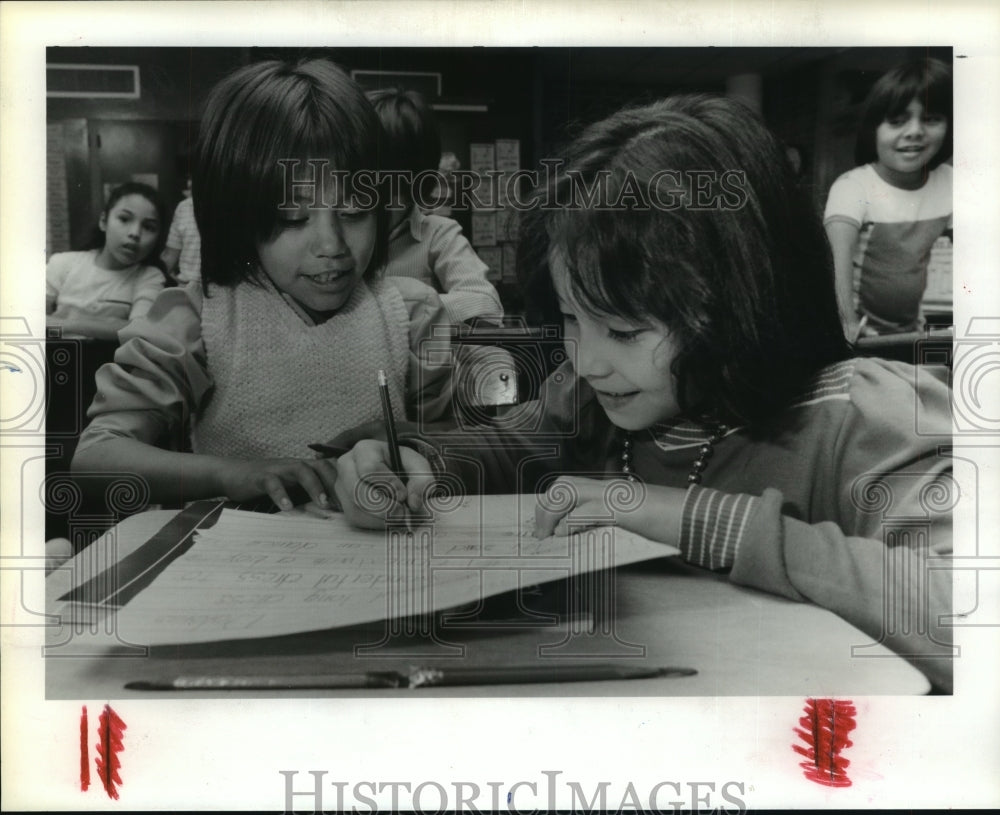 1986 Anson Jones Elementary students write in bilingual class - Historic Images