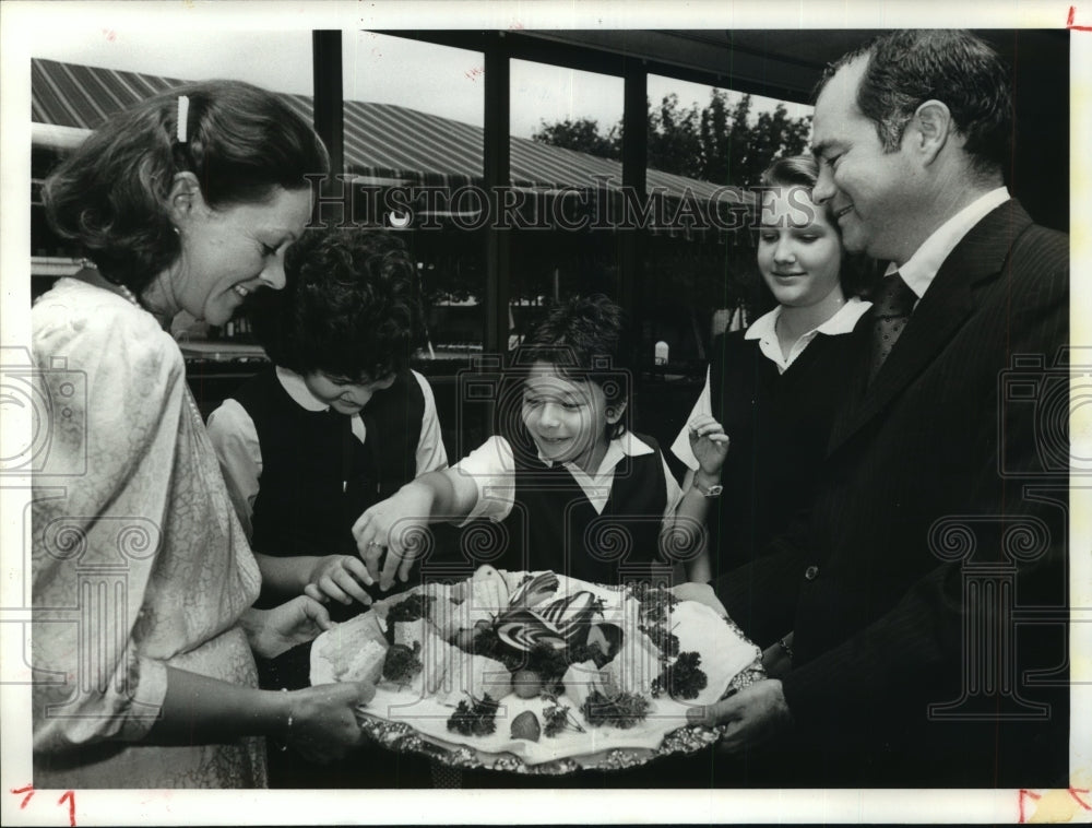 1985 Press Photo Houston's St. Anne's Foundation members and students at event - Historic Images
