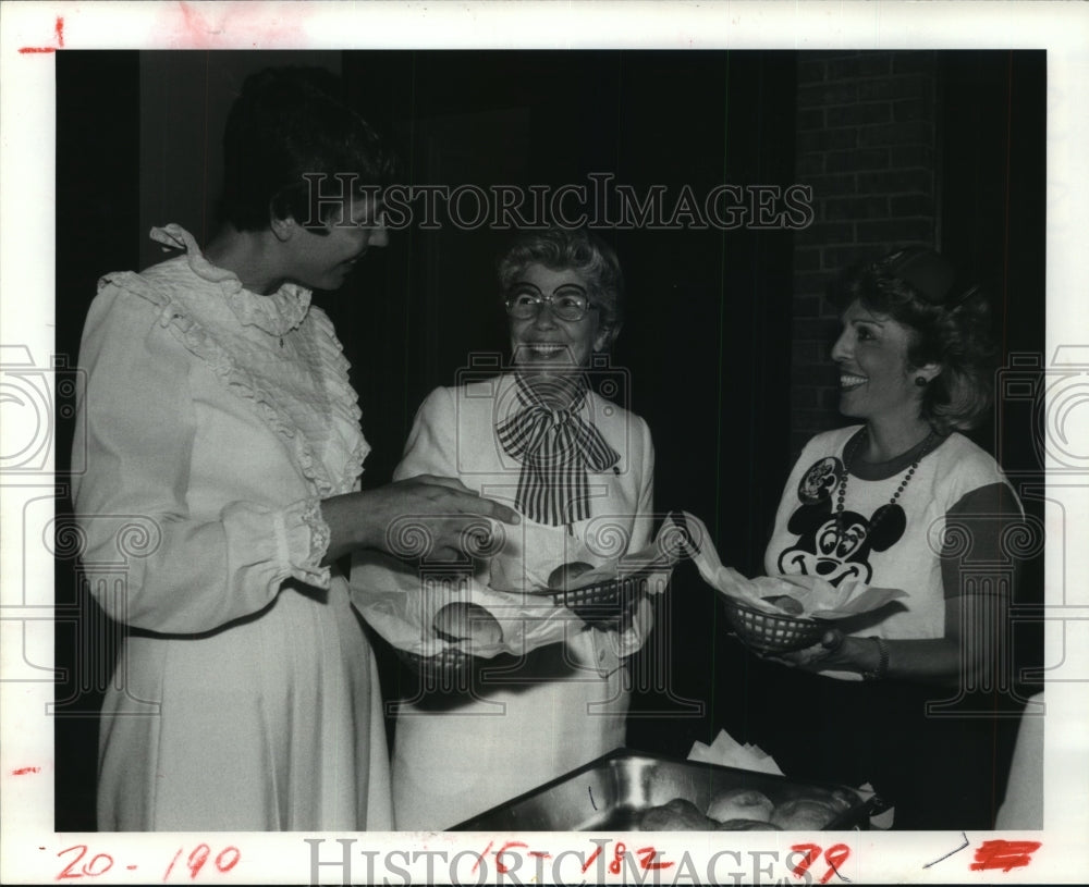 1983 Houston&#39;s St. Agnes Academy Sisters &amp; Rosalie Gusemano at party - Historic Images