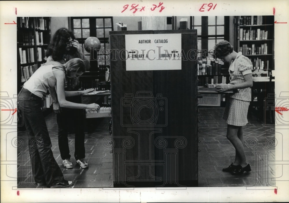 1975 Houston Public Library patrons look through card catalog - Historic Images