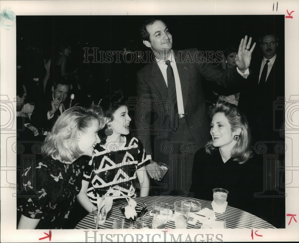 1989 Michelle Aron, Sherri Atlas and others eat at Houstonian Club - Historic Images