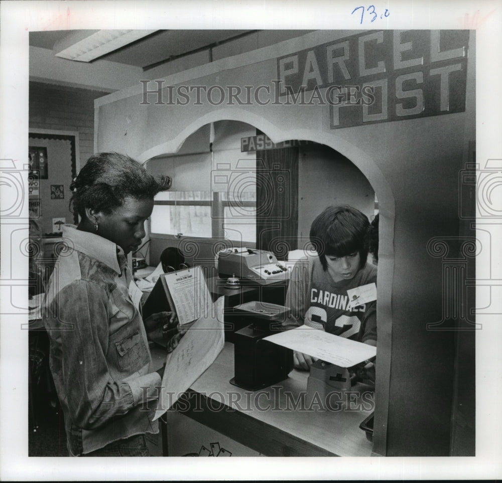 1976 Students learn math in Houston Magnet School communications lab - Historic Images