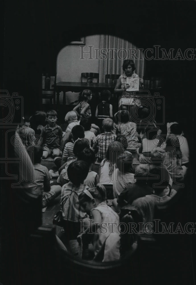 1968 Children listen to book read at Houston Public Library - Historic Images