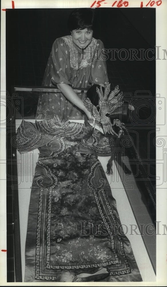 1981 Press Photo Houston public librarian Julie Thobae with Chinese display - Historic Images