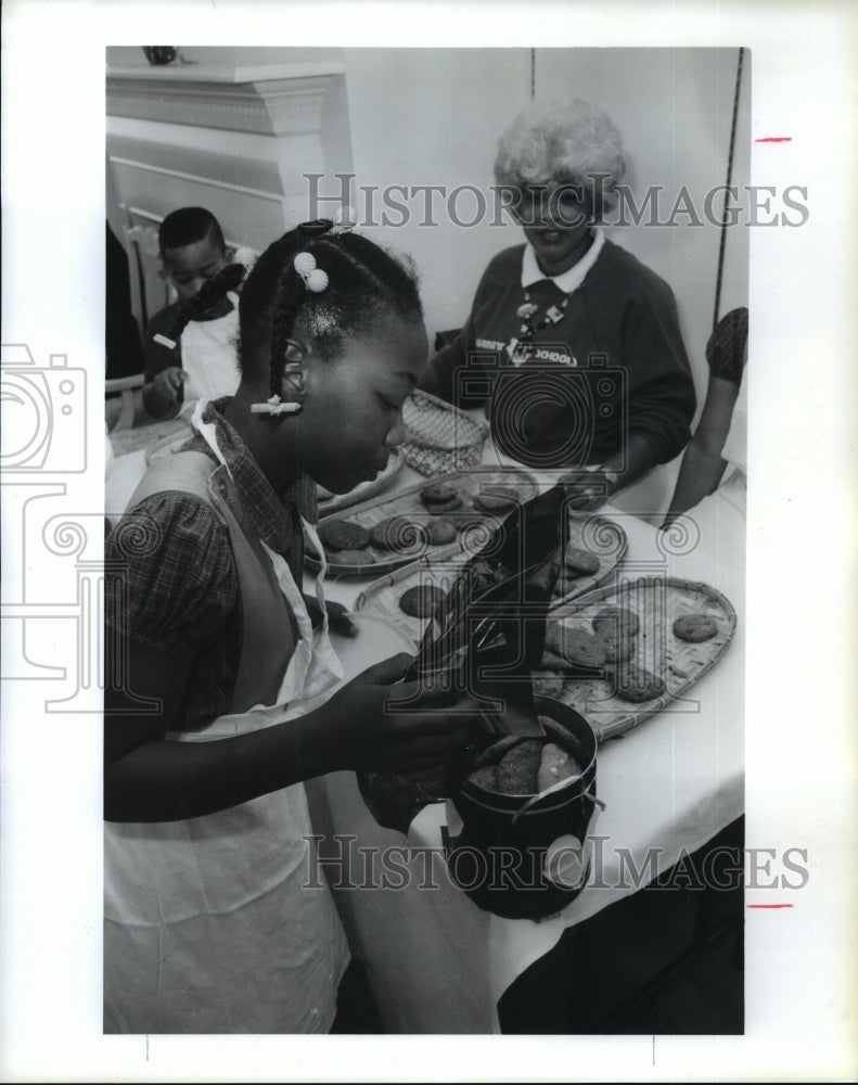 1991 Press Photo Beonca Pollare packs cookies for soldier at Varnett School, TX - Historic Images