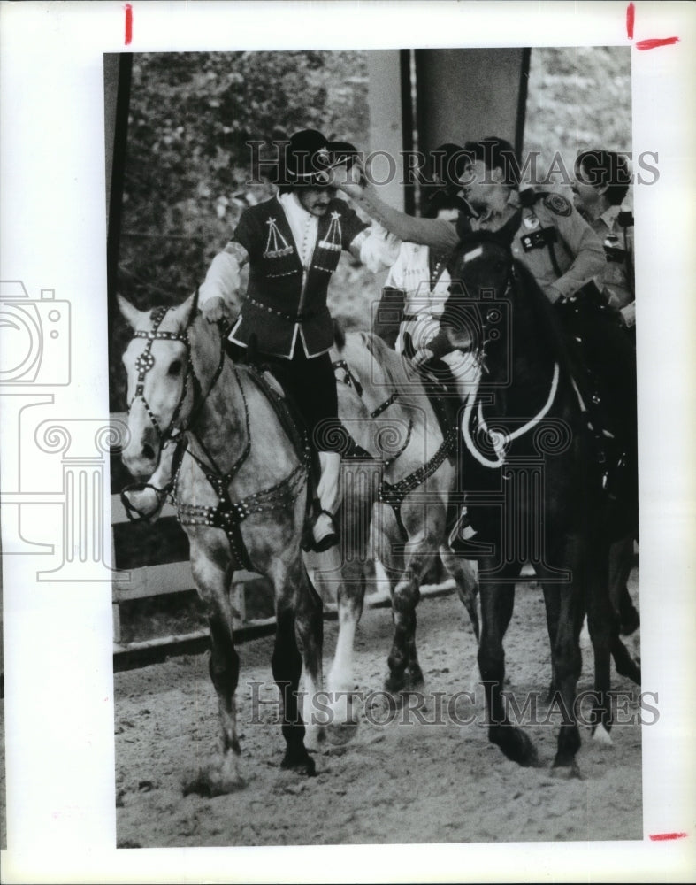 1989 Press Photo Houston Officer Mark Montgomery gives hat to circus horseman - Historic Images