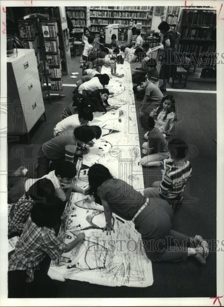 1980 Press Photo Children decorate mural at Heritage program at Houston library - Historic Images