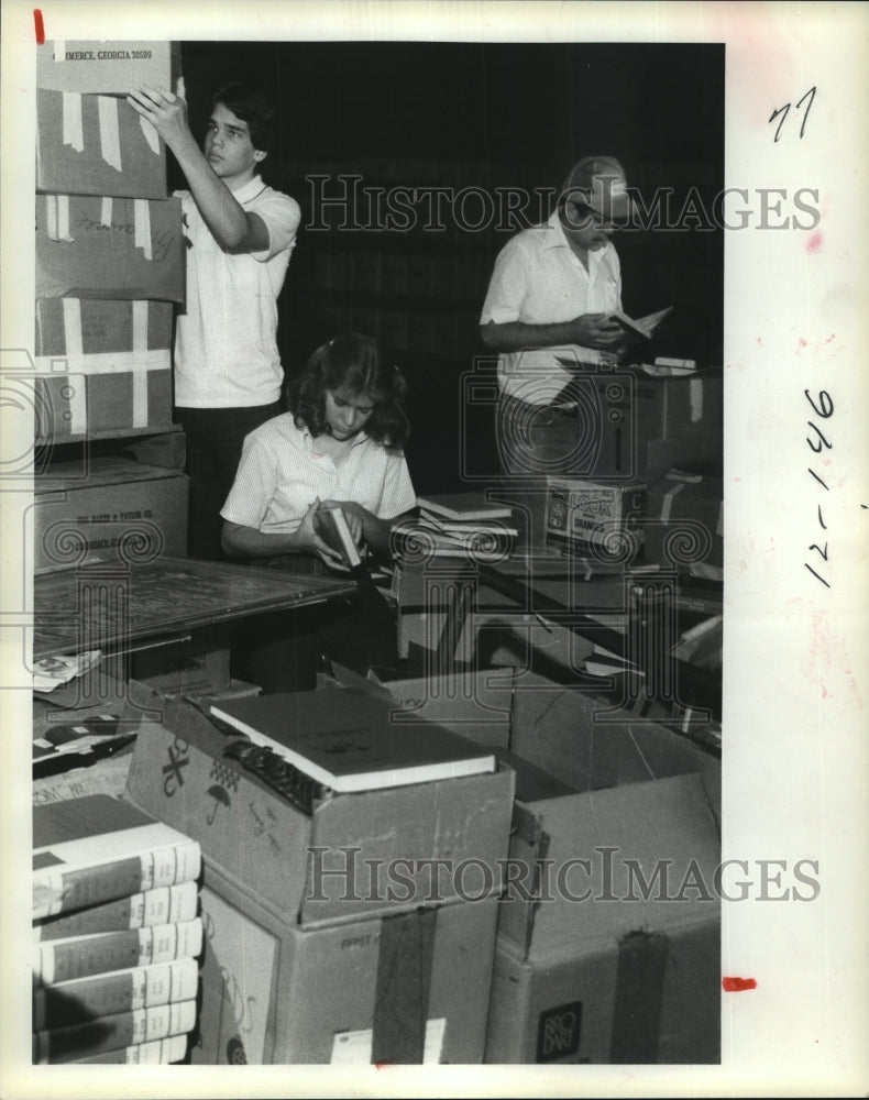 1981 Press Photo Friends of the Houston Public Library sort books for sale - Historic Images