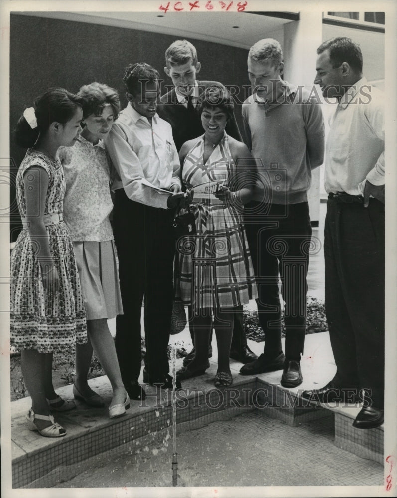 1982 Press Photo Institute of International Education students on Houston tour - Historic Images