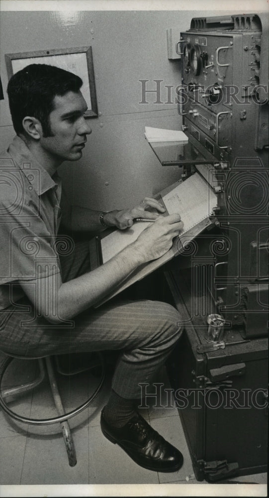 1970 Press Photo Malcom Rae at work at Institute for Storm Research in Houston-Historic Images