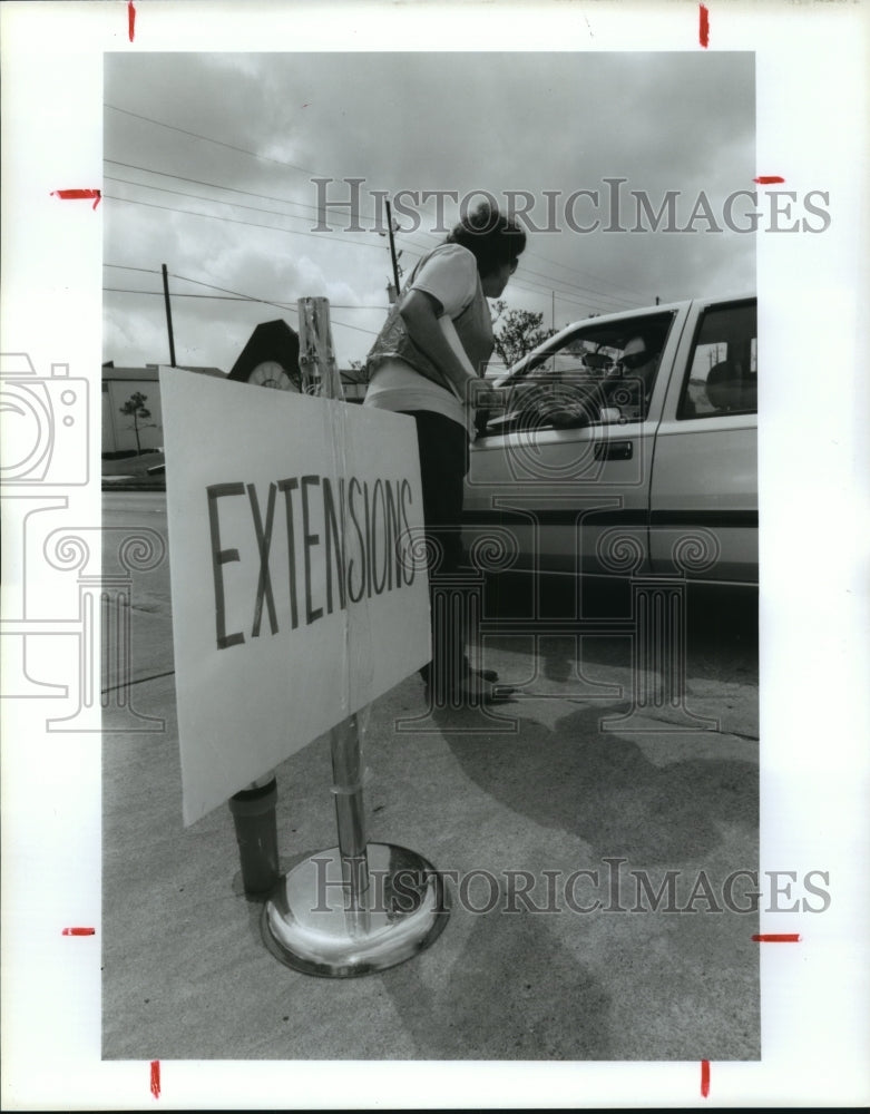 1992 Press Photo Houston IRS employee Isabel Robinson hands out extension forms - Historic Images