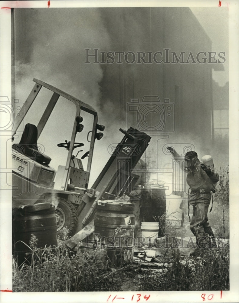 1983 Press Photo Houston fireman at Industrial Repak chemical spill in Houston - Historic Images