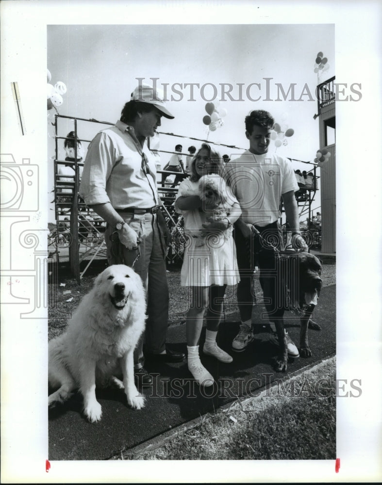 1990 Episcopal High students and dogs at Canine Follies in Houston - Historic Images