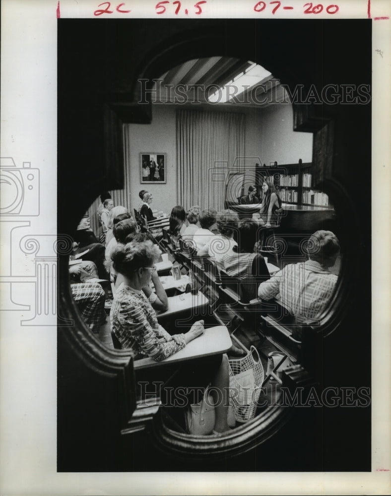 1974 Press Photo View through window of Houston Library&#39;s lunch music program- Historic Images