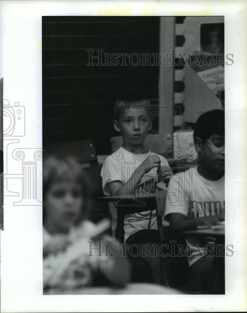 1989 Press Photo Jason Miller &amp; others listens to Longfellow teacher in Houston - Historic Images