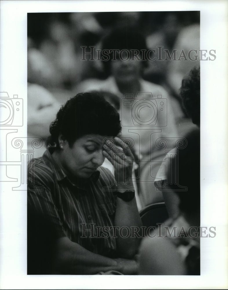 1992 Parent Mary Lou Perez listens at school program in Houston - Historic Images