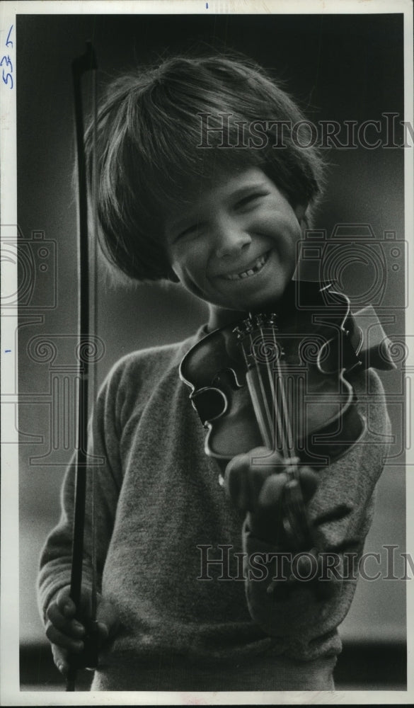 1983 Young Trent Alkek with violin at MacGregor school in Houston - Historic Images