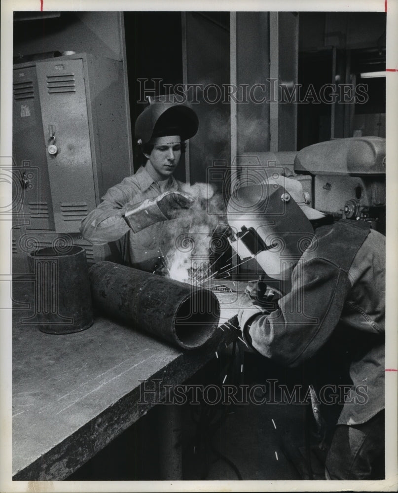 1974 Press Photo Houston Technical Institute welding student David Hill - Historic Images