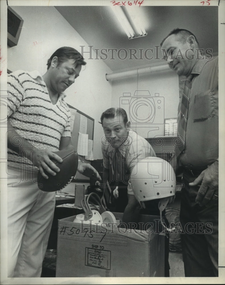 1970 Houston's San Jacinto school coaches pack equipment - Historic Images