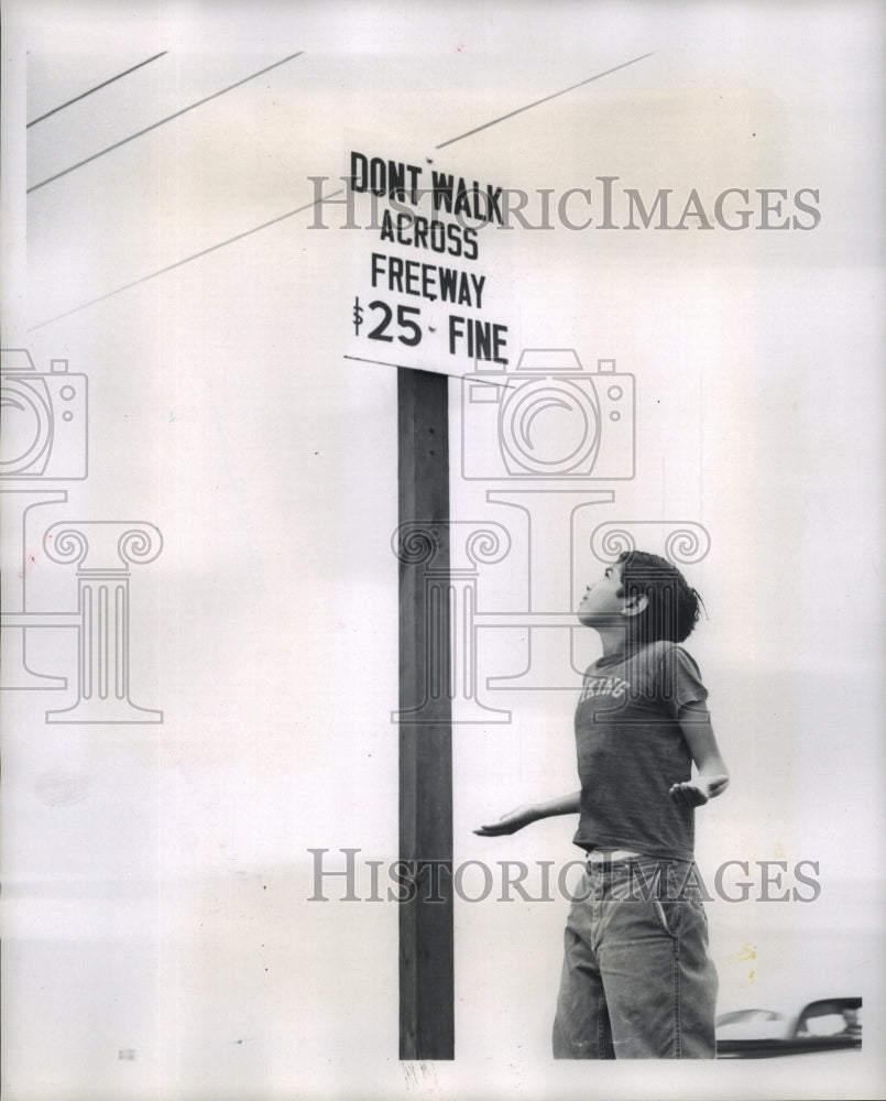 1958 Press Photo Student Rudy Zepada reads "don't walk" sign - hca32891 - Historic Images