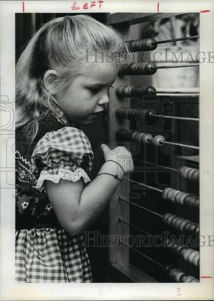 1974 River Oaks student Chrisey Prendergast counts beads in Houston - Historic Images