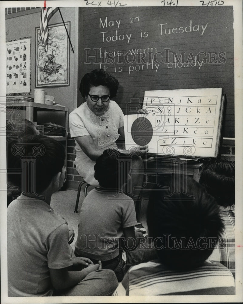 1969 Press Photo Teacher I.P. Cortez teaches alphabet to Houston kindergartners-Historic Images