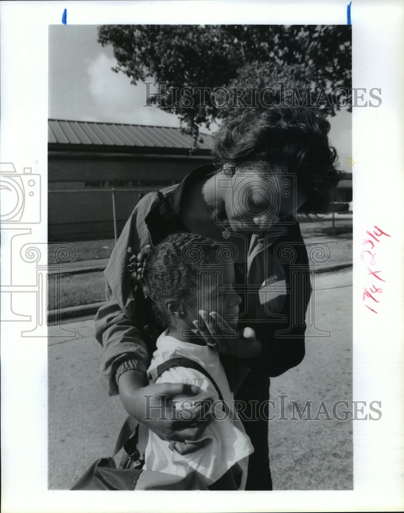 1992 Press Photo Texas-Mom comforts Quanita Dominick after Piney Point shooting - Historic Images