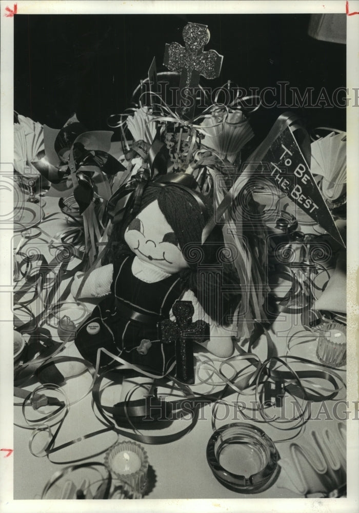 1985 Uniformed doll centerpieces at St. Anne's dinner in Houston - Historic Images