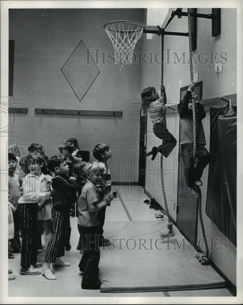 1973 Press Photo Students climb rope in gym class at Ashford Elementary, Houston - Historic Images