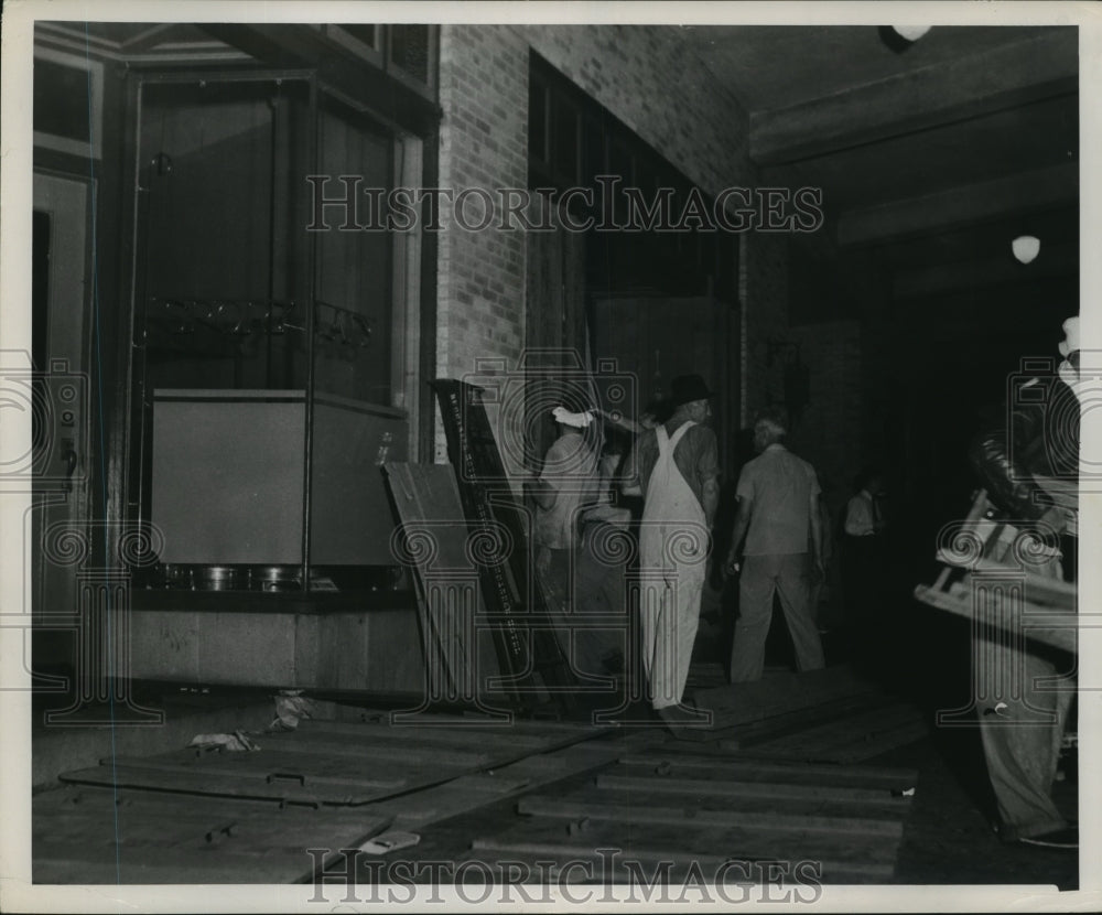 1954 Press Photo Men remove window boards after Texas hurricane. - hca32971 - Historic Images