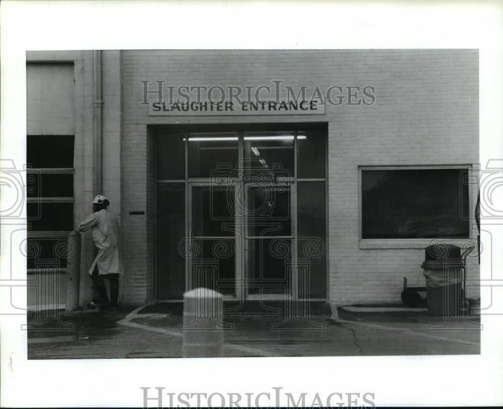 1990 Press Photo Slaughter entrance to IBP Incorporated Meat Packing Plant - Historic Images