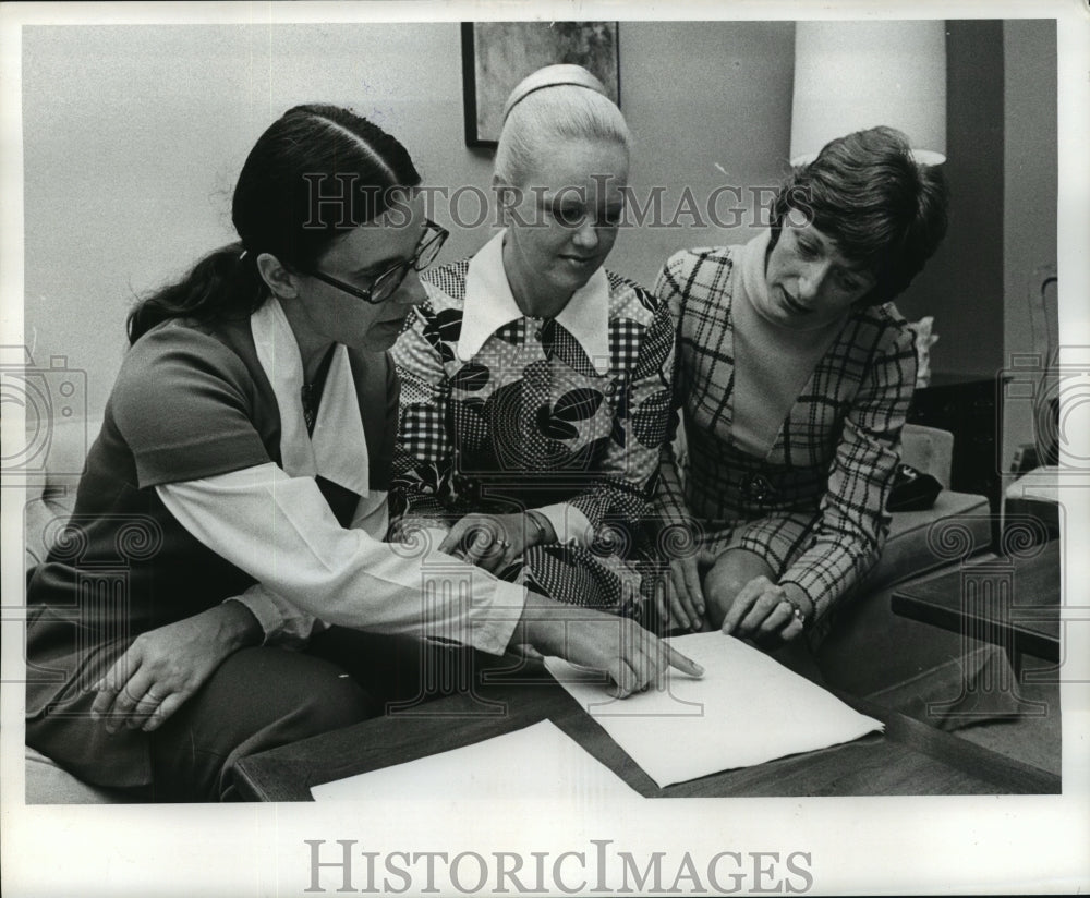 1973 Women discuss document at Ashford Elementary School - Historic Images