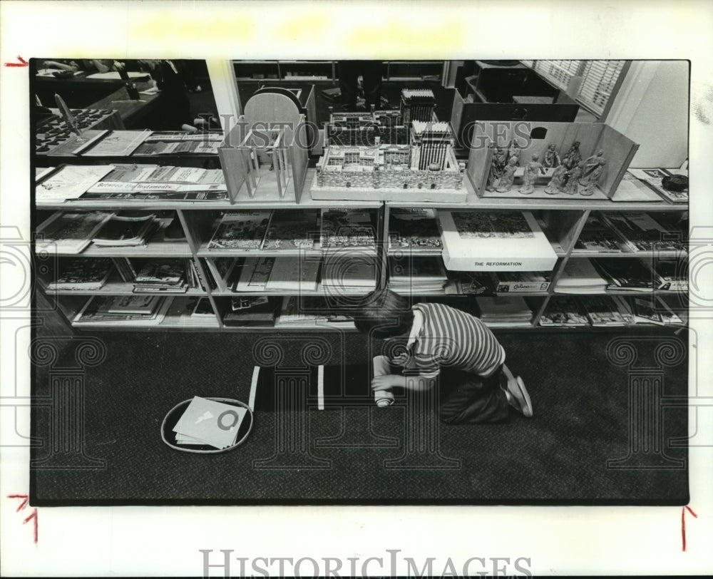 1984 Student unrolls project at Montessori School in Houston - Historic Images