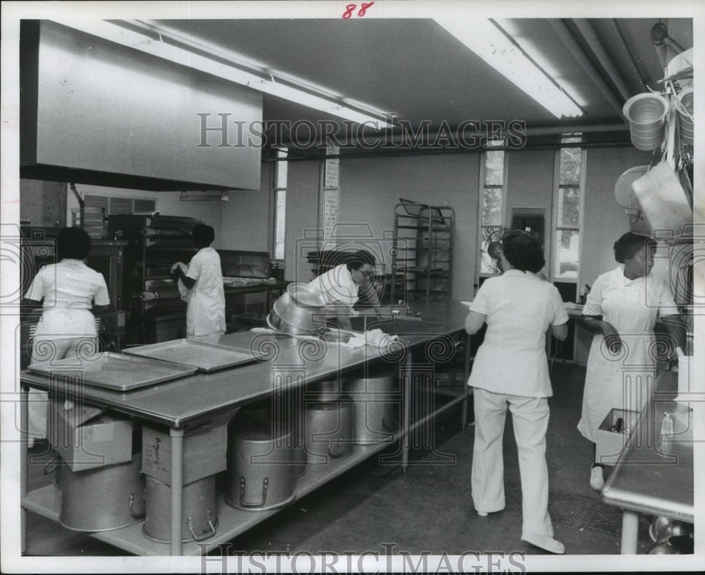 1976 Press Photo Lunch room staff clean kitchen at a Houston school - Historic Images