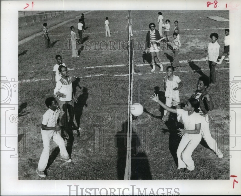 1976 Bastian Elementary students play volleyball at Houston school - Historic Images