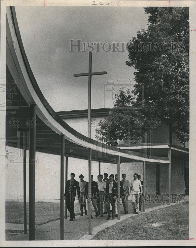 1970 Press Photo St. Thomas High students walk under walkway to class in Houston-Historic Images