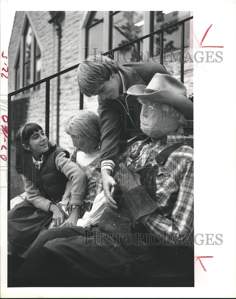 1980 Press Photo Houston-Irene Root &amp; Alex Moring with sculptures at St. John&#39;s - Historic Images