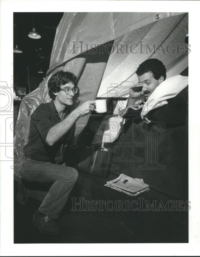 1984 Press Photo Humoreske manager wakes up comic Jimmy Pineapple at TX club - Historic Images