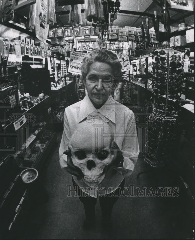 1971 Press Photo Mrs. B.A. Woodard, manager, holds skull in Howard&#39;s Fun Shop - Historic Images