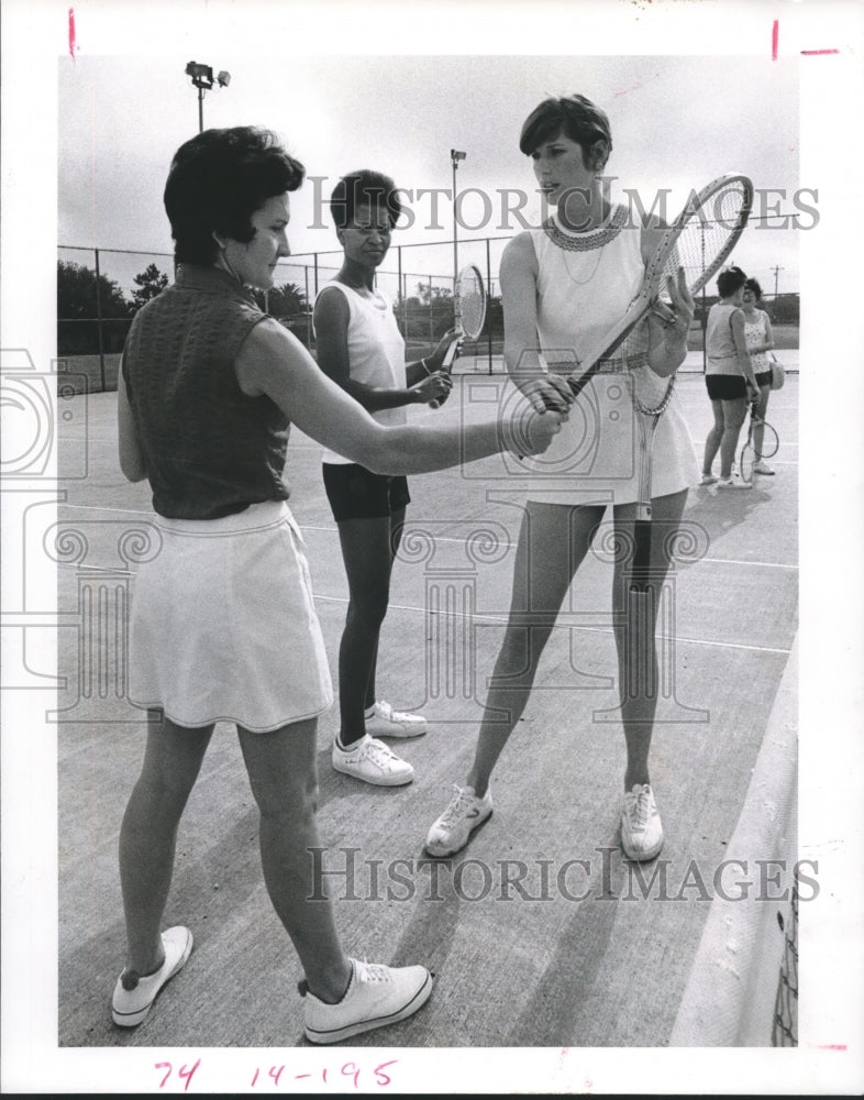 1976 Liz Kihard gives tennis lesson at Houston Parks &amp; Rec program - Historic Images